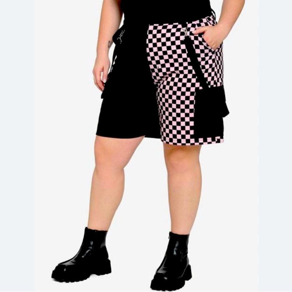 HOTโ TOPICโ3X checkered Shorts